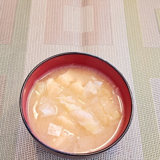 ほんのり甘い！大根ときゃべつ、油揚げのおみそ汁